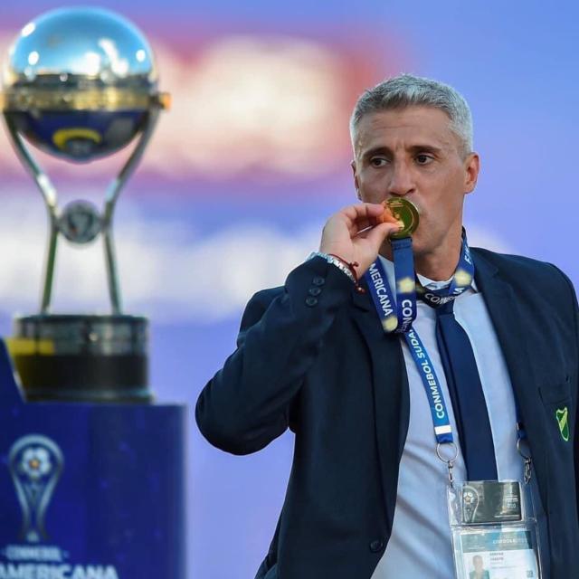 开云手机注册-率队捧南美杯 克雷斯波拿到执教生涯首个冠军！